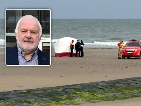 Op het strand van Middelkerke is dinsdagochtend een aangespoeld lichaam gevonden. Het is nog niet duidelijk wie de man is. Inzetfoto: burgemeester Jean-Marie Dedecker.