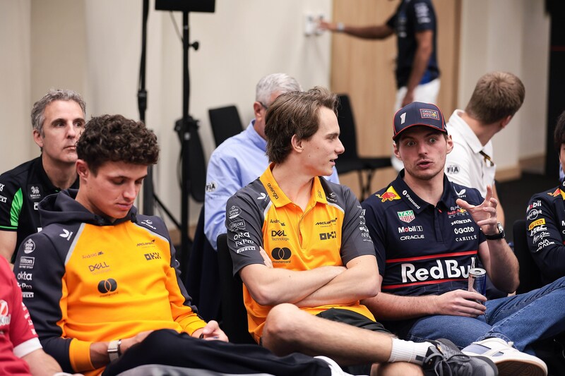 Los tres competidores por el título seguidos: Norris, Piastri y Verstappen. 