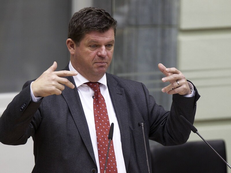 Bart Tommelein werd al lachend gepolst door Bart De Wever, zegt hij zelf.