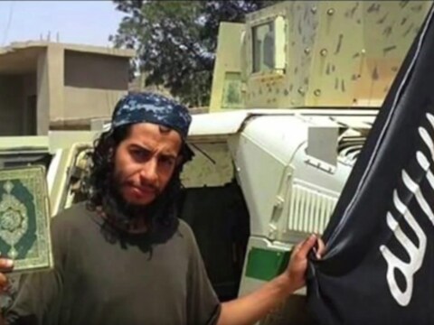Abdelhamid Abaaoud met een koran en een IS-vlag, beeld uit een niet-gedateerde IS-video.