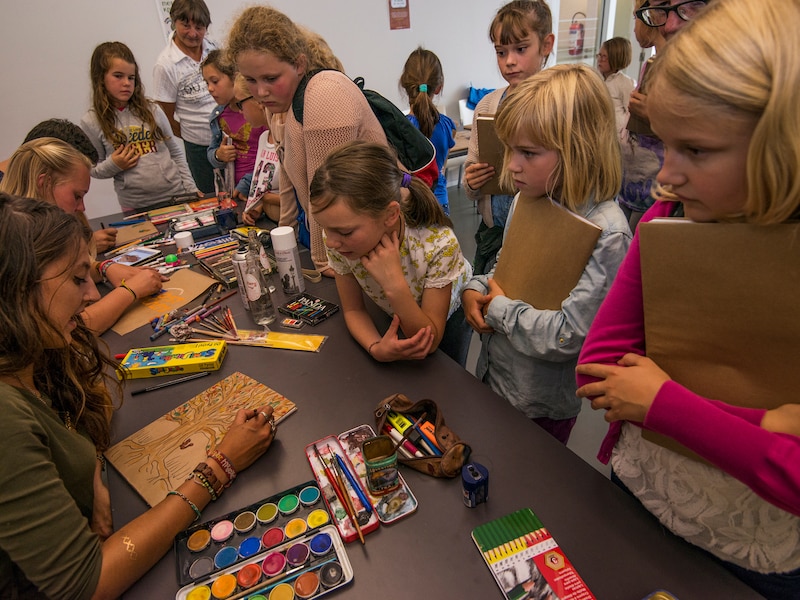 Unieke tekeningen op je schoolboeken? De Boekenkaftdag strijkt neer in Westhoekgemeenten