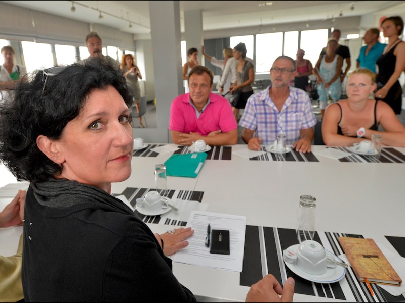 Justitieminister Annemie Turtelboom, met aan de andere kant van de tafel Laetitia Delhez (R), Pol Marchal (C) en Jean-Denis Lejeune (L).