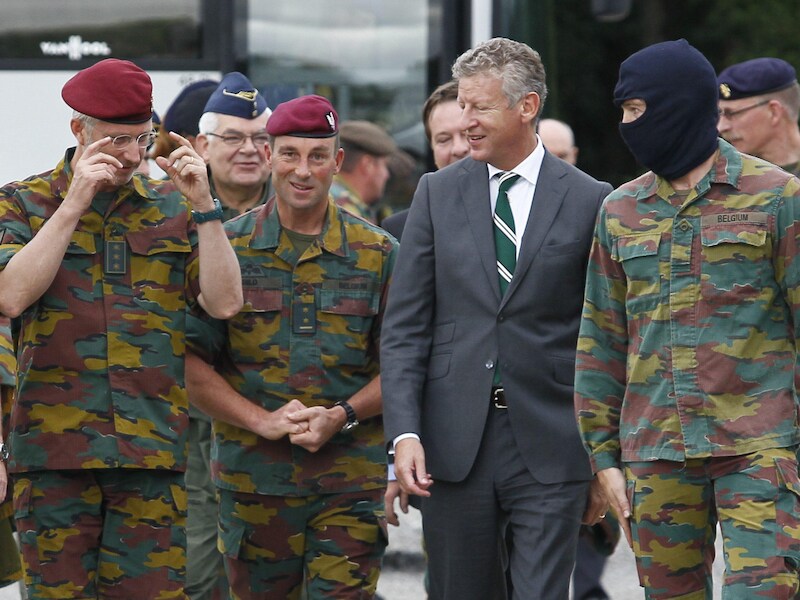 Minister van Defensie De Crem (CD&amp;V) op bezoek bij het leger..