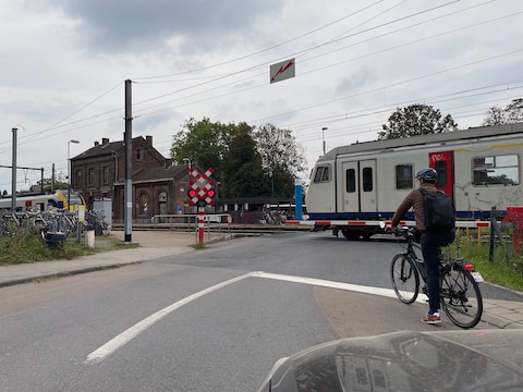 De gesloten overweg aan het station van Wijgmaal, waar de 19-jarige vrouw woensdagavond om het leven kwam.