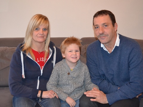 Johnny Tratsaert (52) en Carmen Despodt (44) met zoontje Mylan (5). Hij kwam ter wereld via een draagmoeder (niet op foto).