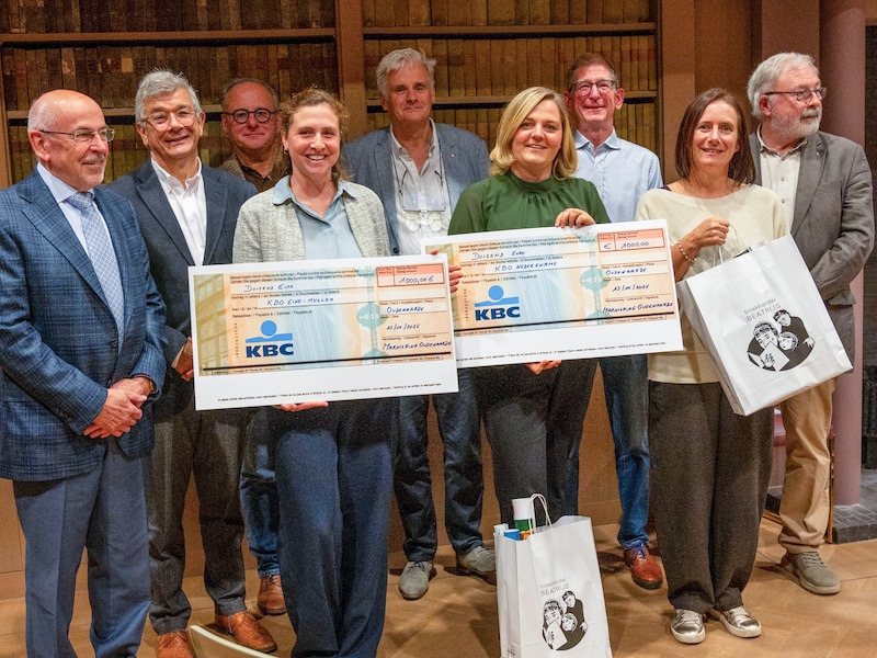Leden van Marnixring Oudenaarde met directeurs Lien Ampe van KBO Eine en Elke Vandermeerschaut van KBO Nederename bij de chequeoverhandiging. 