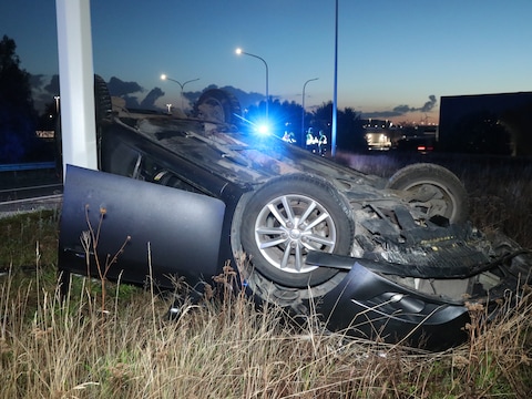 De auto ging over de kop en kwam tegen een verlichtingspaal tot stilstand op het klaverblad van de E17 in Sint-Niklaas.