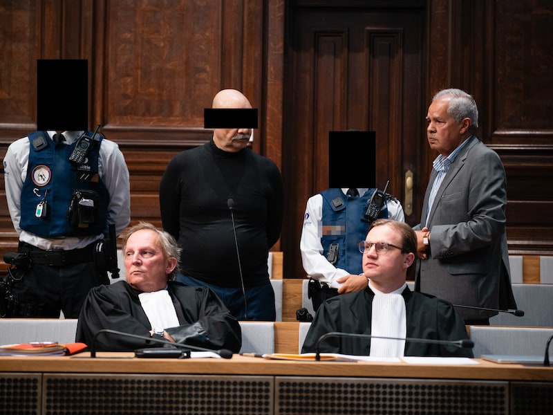 Sukhdev Singh met zijn advocaten en met de tolk (rechts) die het, door de bemerkingen van meester Johan Platteau, even hard te verduren kreeg.