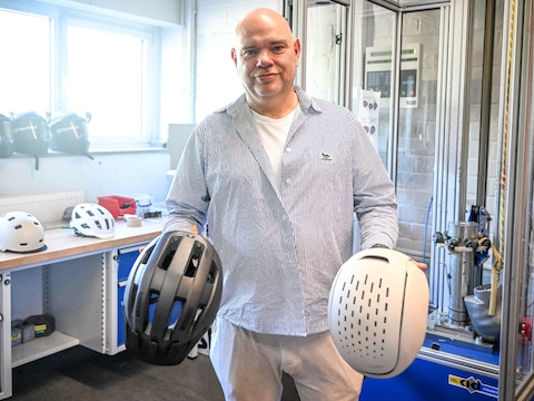 Traumatoloog Stefaan Nijs beoordeelt de veiligheid van vier fietshelmen.