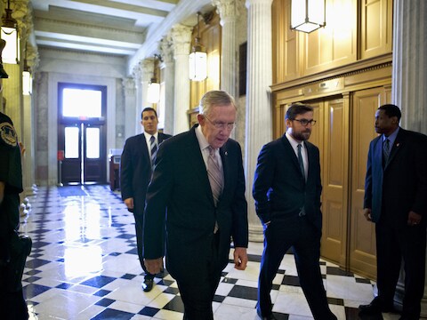 Harry Reid (vooraan) afgelopen vrijdag op weg naar de Senaat.