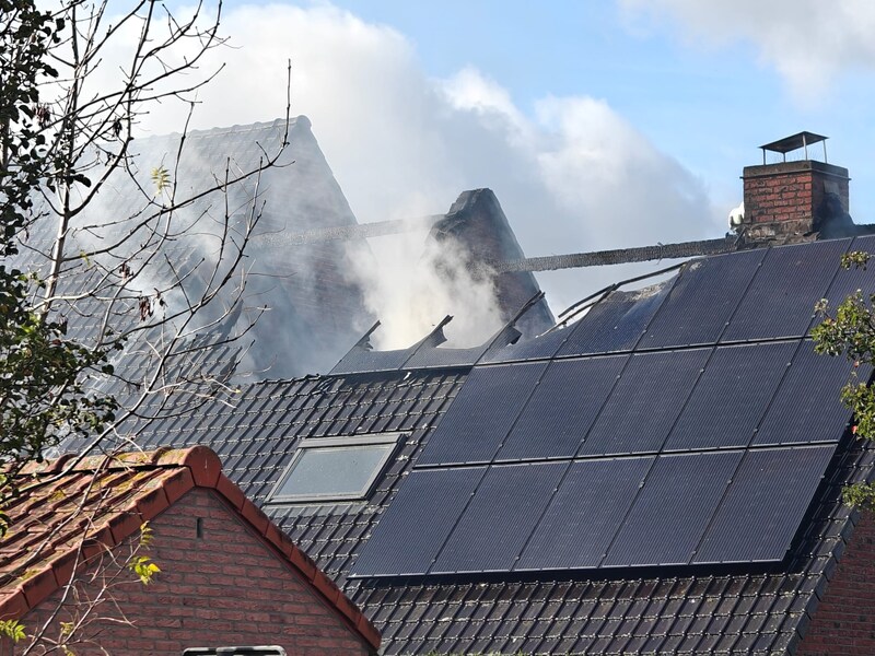 De brand, die op de zolder ontstond, greep razendsnel om zich heen. Toen de eerste ploegen arriveerden, sloegen de vlammen al door het dak.