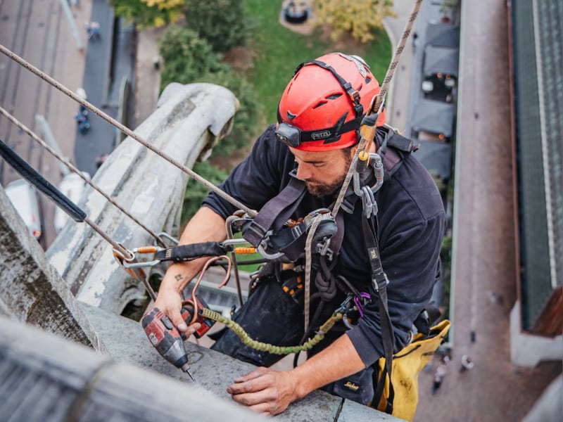 Werken aan de bliksemafleiders van het Belfort in Gent.