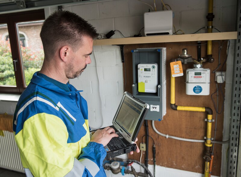 Illustration image. An installer with a digital meter from Fluvius. 