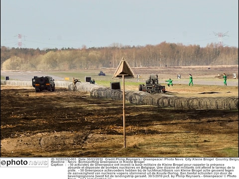 Actievoerders van Greenpeace raakten in 2010 tot op de landingsbaan van luchtmachtbasis Kleine Brogel.