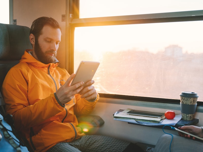 Hoeveel goedkoper is een e-boek dan een papieren exemplaar? En wat is de meest milieubewuste optie? 10 voor- en nadelen van een e-reader
