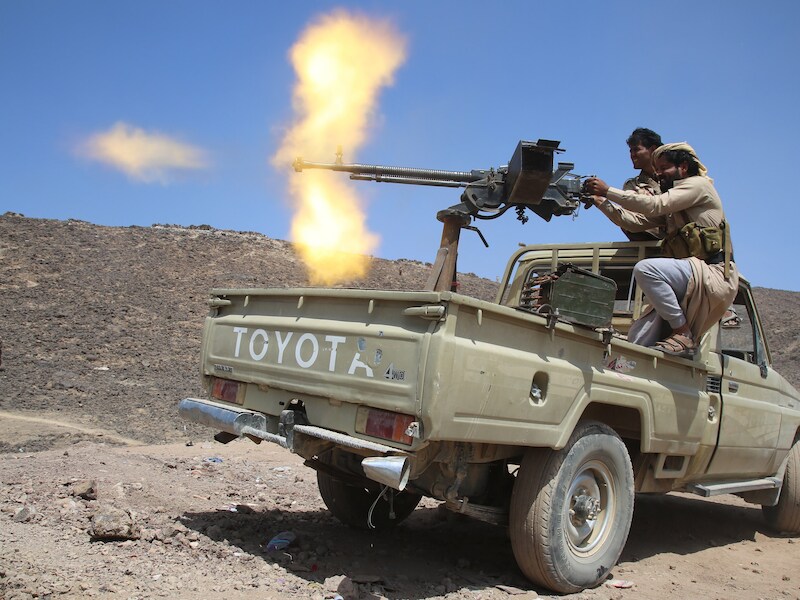 Strijders gelieerd aan de Jemenitische regering beschieten stellingen van de Houthi-rebellen.
