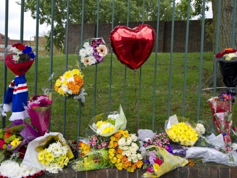 Bloemen en ballonnen bij de plek waar Lee Rigby is vermoord.