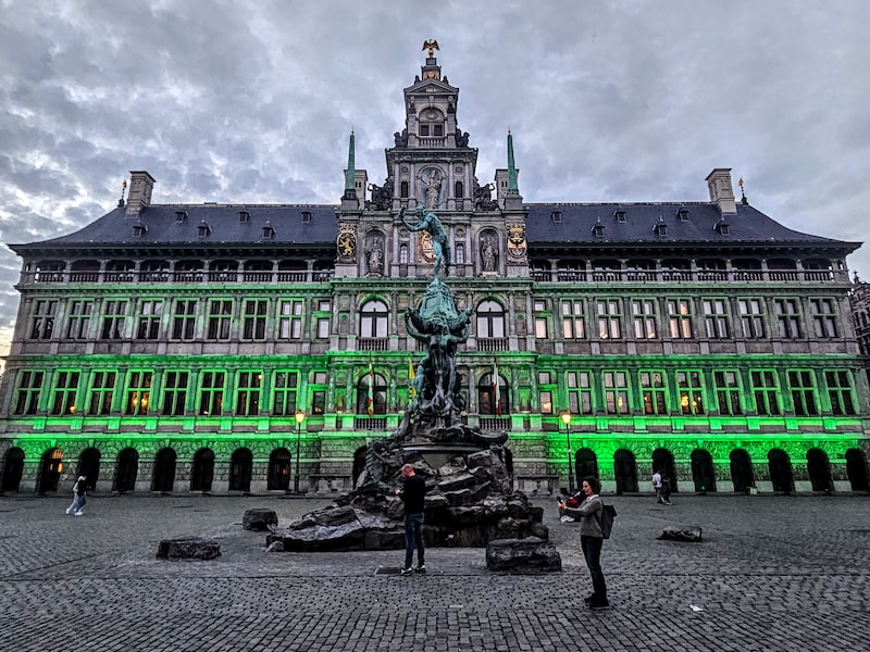 Antwerps stadhuis kleurt groen voor Wereld Cerebrale Parese Dag.