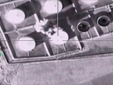 Oliereserves in Syrië werden door Russische gevechtsvliegtuigen gebombardeerd.