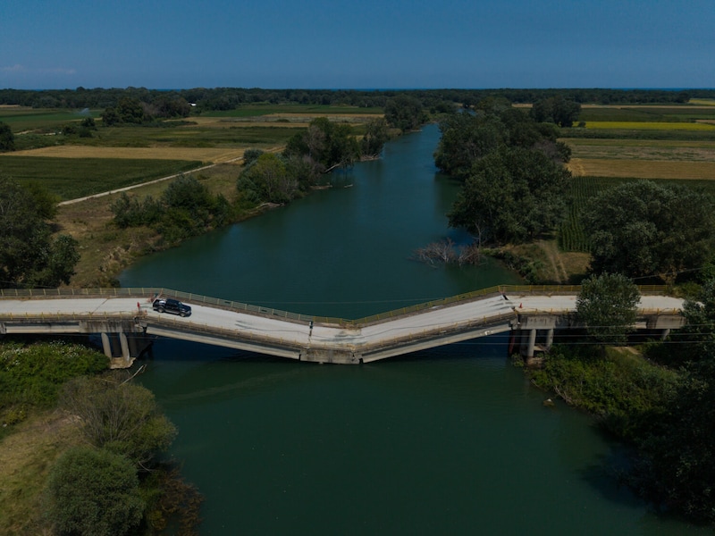 KIJK. Brug in Griekenland stortte drie jaar geleden in, maar toch rijden bewoners er massaal overheen