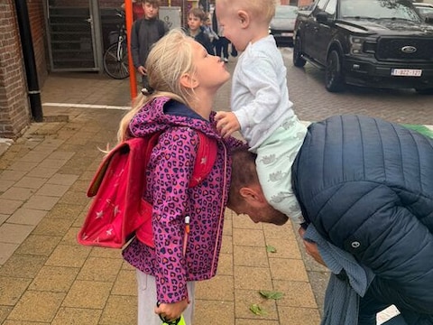 Sam neemt afscheid van haar kleine broertje.