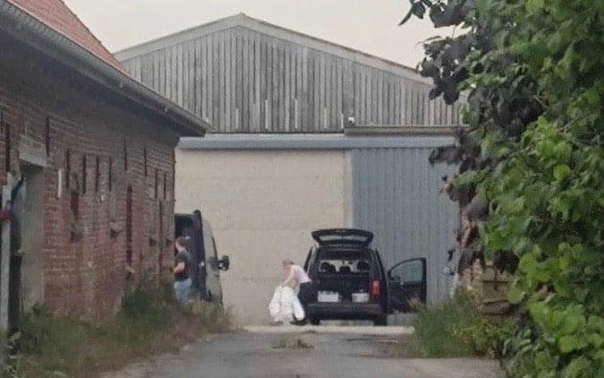 Langs de Kemmelseweg in Ieper werd op 4 juni 2022 een drugslab ontdekt in een loods achter een vervallen hoeve.