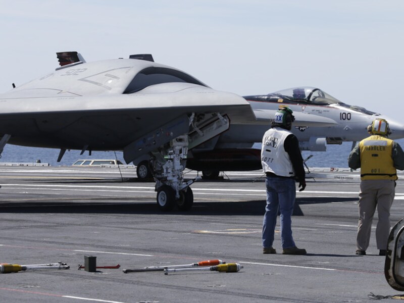 Een Navy X-47B drone (links).