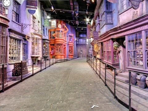 Een blik op Diagon Alley of de 'Wegisweg' in de studio's van Warner Bros.