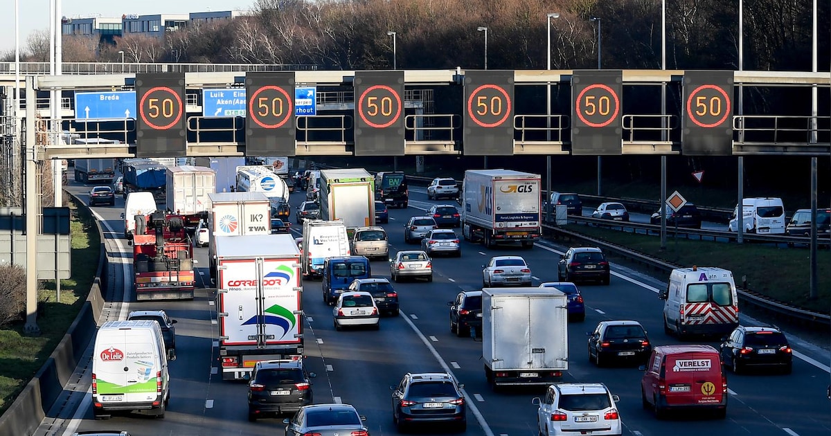 Twee rijstroken op Antwerpse ring richting Nederland weer vrij na ongeval in Deurne