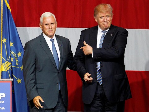 Links de gouverneur van Indiana, Mike Pence, die zegt dat hij Donald Trumps running mate zal zijn. Trump liet via Twitter weten de aankondiging uit te stellen wegens de aanslag in Nice.