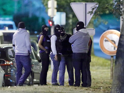 Gemaskerde agenten na de politieoperatie van donderdagavond waarbij drie vrouwen in de boeien werden geslagen.