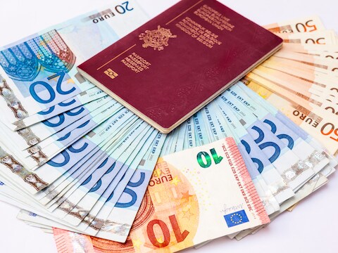 Illustratiebeeld. Een Belgisch paspoort en verscheidene eurobiljetten.