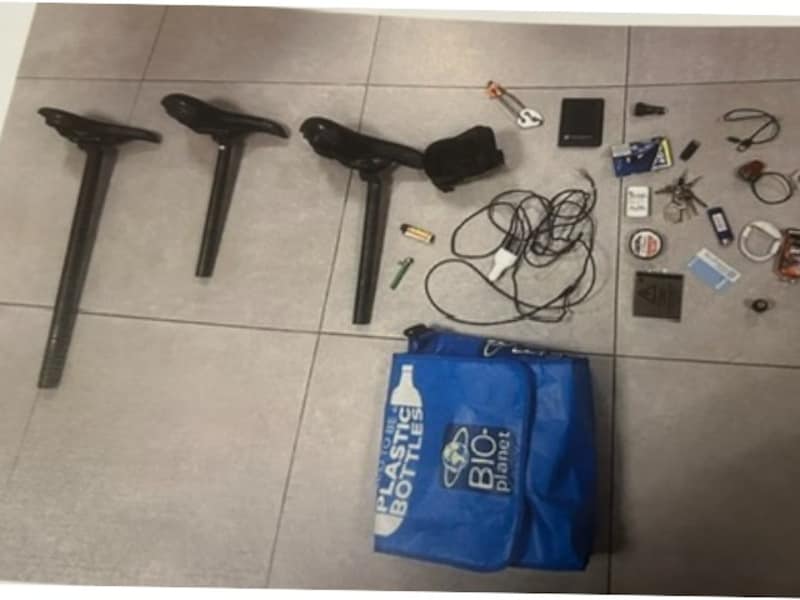 Man (36) opgepakt na inbraken in auto's aan station van Halle: politie zoekt eigenaars van gestolen spullen