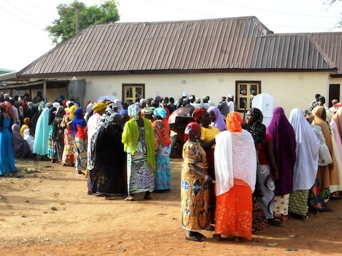 Lange rijen om te gaan stemmen in Bauchi.