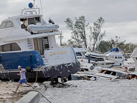 Schade aan gestrande boten in Fort Meyers, Florida.