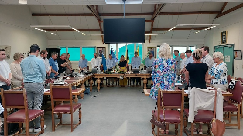 De gemeenteraad in Buggenhout startte met een minuut stilte.