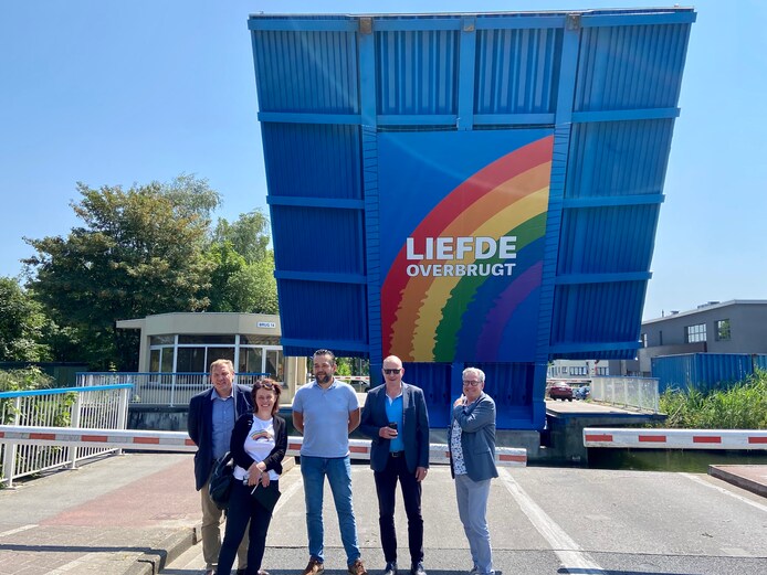 Als brug in Schoten opent, verschijnt regenboog: “Maak van dat wachten ...
