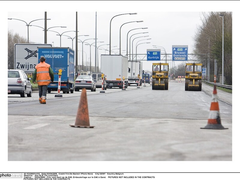 Bij de grotere bouwfirma's is de situatie iets beter. Zij werken vaak voor de Vlaamse overheid, en die zet tegenwoordig volop in op het onderhoud van gewest- en snelwegen.