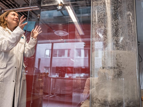 CEO Kiki Lauwers laat het lab van Thorizon zien waar het bedrijft werkt aan de ontwikkeling van een gesmoltenzoutreactor.