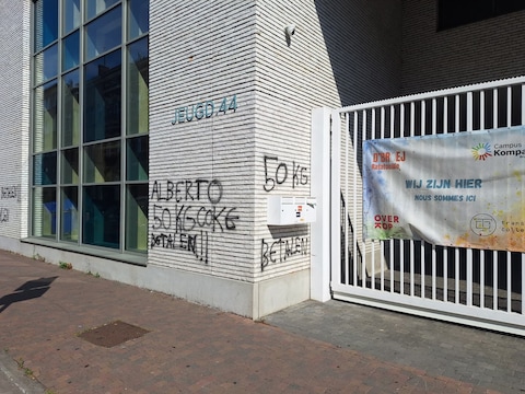 Op de gevel van de secundaire school Campus Kompas in Schaarbeek is een verontrustende graffitiboodschap aangebracht. Of de boodschap ernstig bedoeld is, is voorlopig onduidelijk