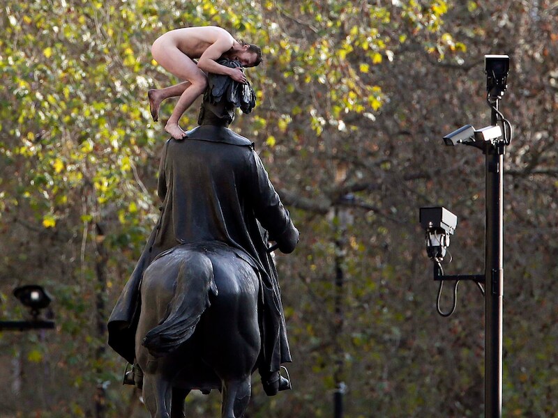 Vorig jaar beklom een naakte man het standbeeld van prins George in Londen. De kans is groot dat het hier een agalmatofiel betrof.