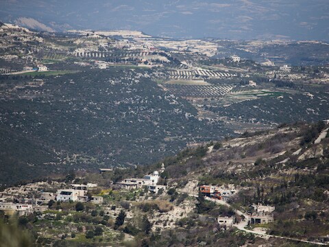 Zicht op de Turkse grens vanuit Kinsibba, Syrië. Zeker 29 Syrische rebellen kwamen om bij de explosie aan de Turks-Syrische grens.