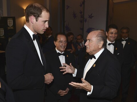 Sepp Blatter in gesprek met prins William, zaterdag.