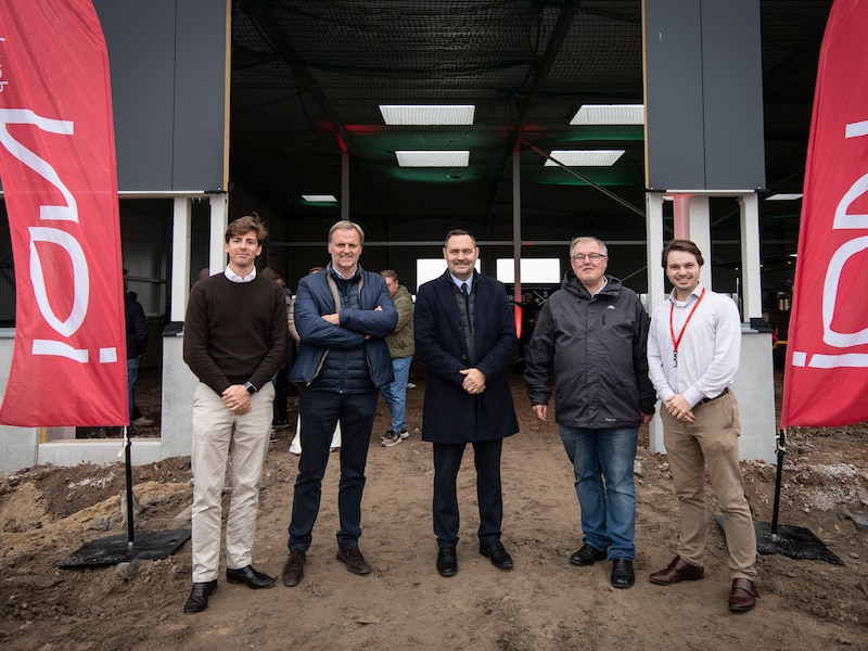 Maarten Wuyts (Head of Business Unit Vlaanderen, ION), Xavier Beyens (architect), schepen Bert Gunst, burgemeester Kris Vandecasteele en Arno Vermote (projectontwikkelaar bij ION).