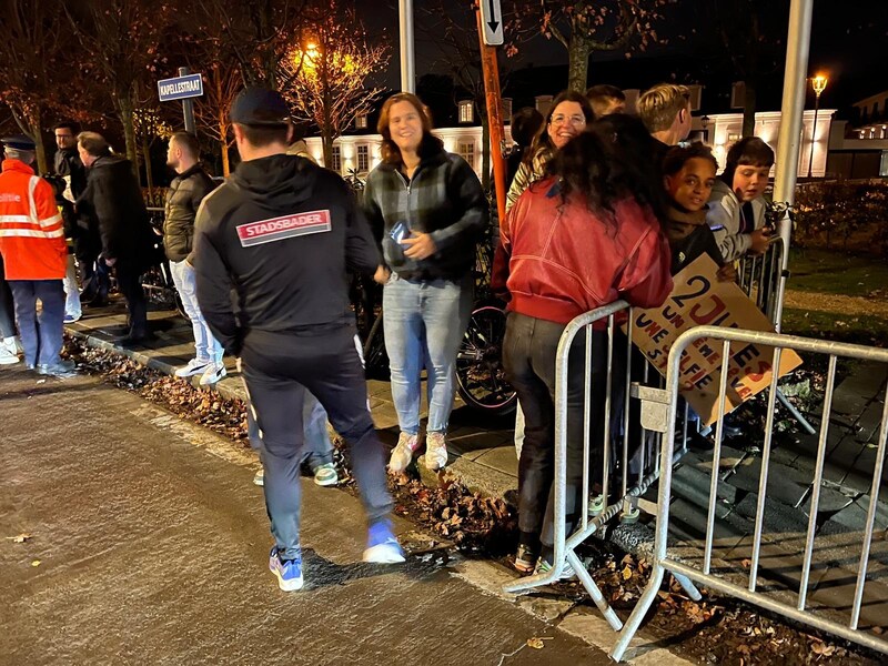 Fanáticos en el hotel.