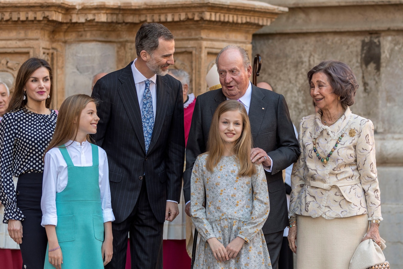 sof-a-van-spanje-de-eenzame-koningin-viert-groot-eerbetoon-in-mineur