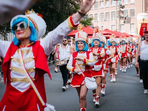 De Majoretten van boeven de 40 in de Gentse straten tijdens de Gentse Feesten. 
