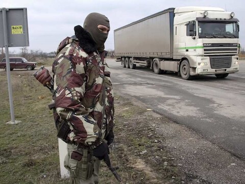 Een Oekraïense militair bij de grens van de Krim.