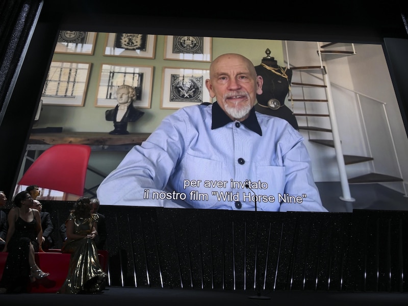 John Malkovich bedankte de jury via een videoverbinding tijdens het filmfestival van Venetië.