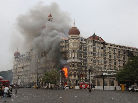Het brandende Taj Mahal-hotel in Mumbai in 2008.